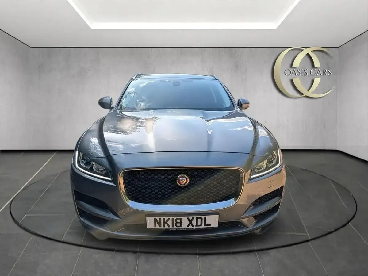 Begagnad Jaguar F-Pace Portfolio 180 HK (132 kW) 2018 Grå SUV