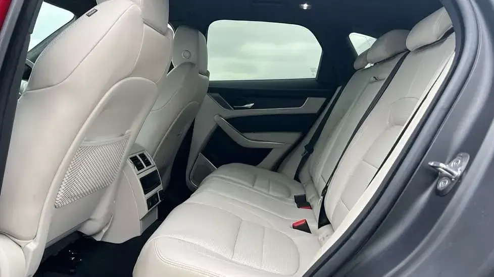 Begagnad Jaguar F-Pace R-Dynamic 404 HK (297 kW) 2024 Röd SUV