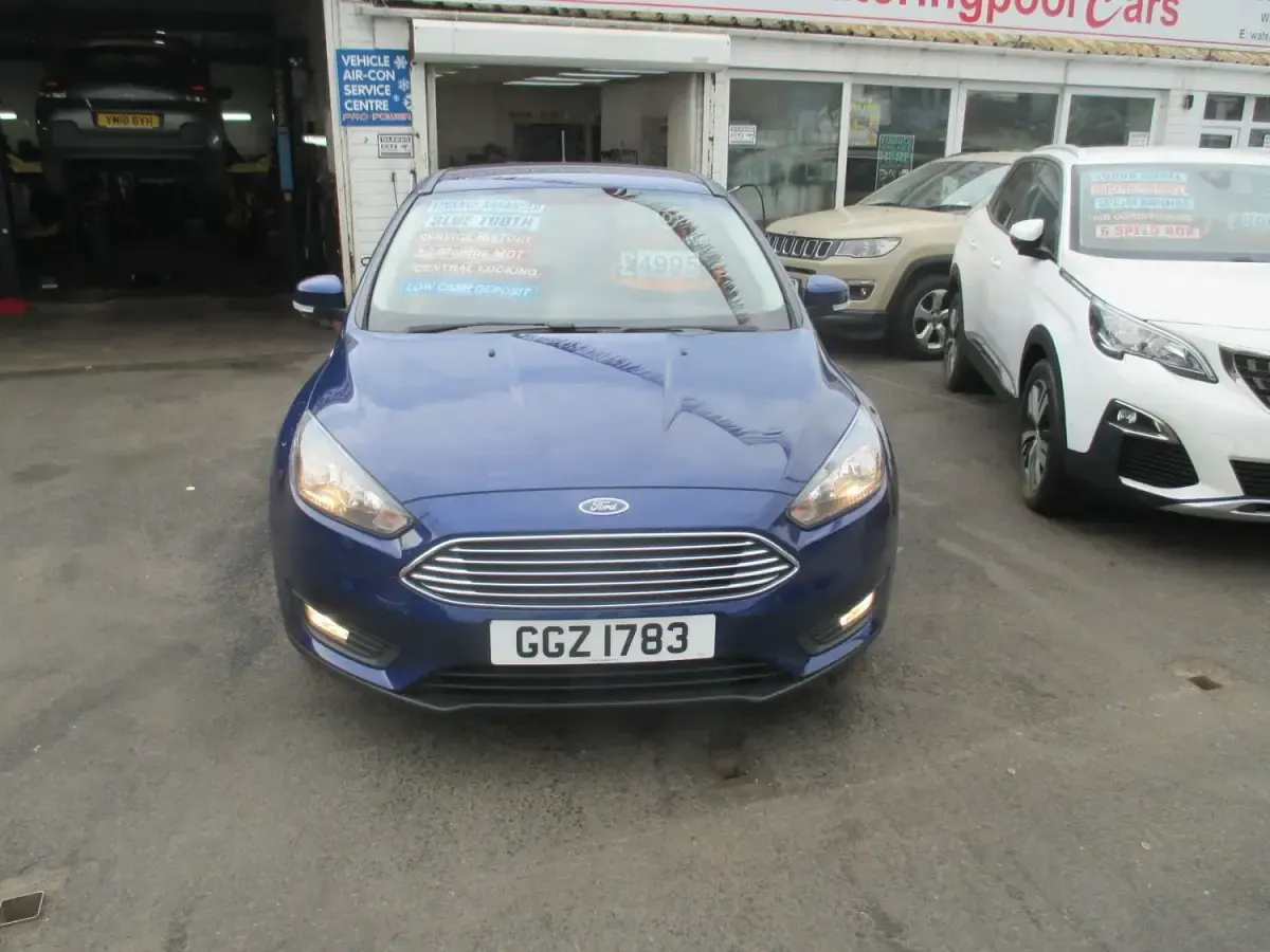 Gebraucht Ford Focus Zetec 100 PS (73 kW) 2017 Blau Kleinwagen