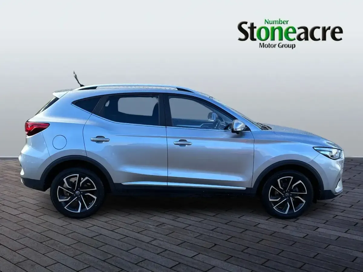 Usado MG ZS Exclusive 106 HP (77 kW) 2024 Prateado SUV