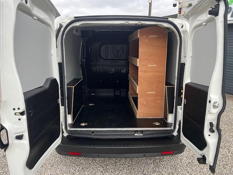 Used Vauxhall Combo S 105 HP (77 kW) 2017 White MPV