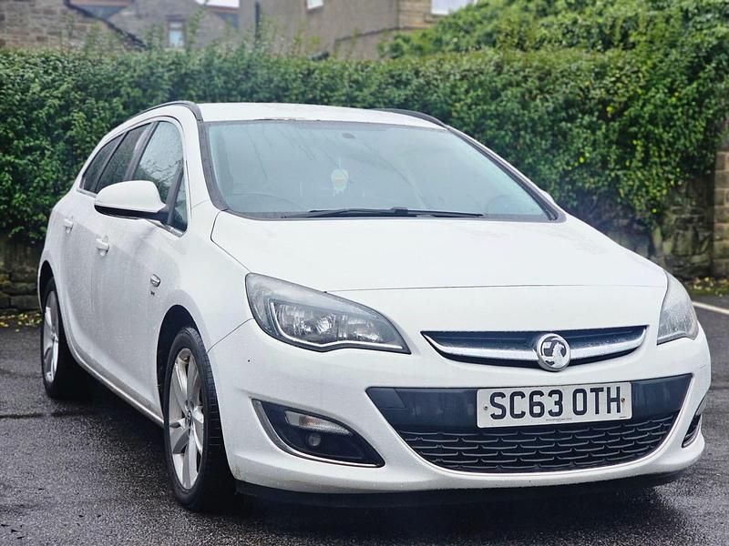 Used Vauxhall Astra SRi 2014 White Estate