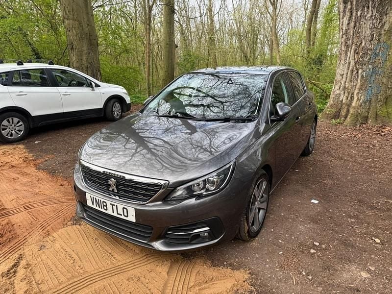 Usado Peugeot 308 Allure 130 HP (95 kW) 2018 Cinzento Citadino