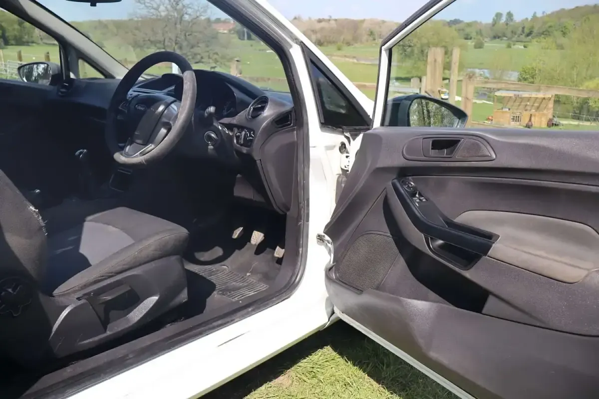 Used Ford Fiesta 94 HP (69 kW) 2015 White Van