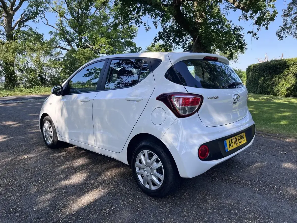 Used Hyundai i10 SE 66 HP (48 kW) 2018 White Hatchback