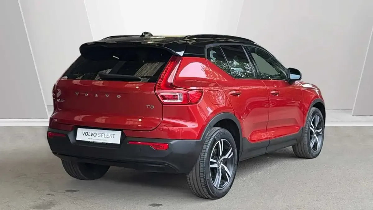 Used Volvo XC40 R-Design 161 HP (118 kW) 2022 Red SUV