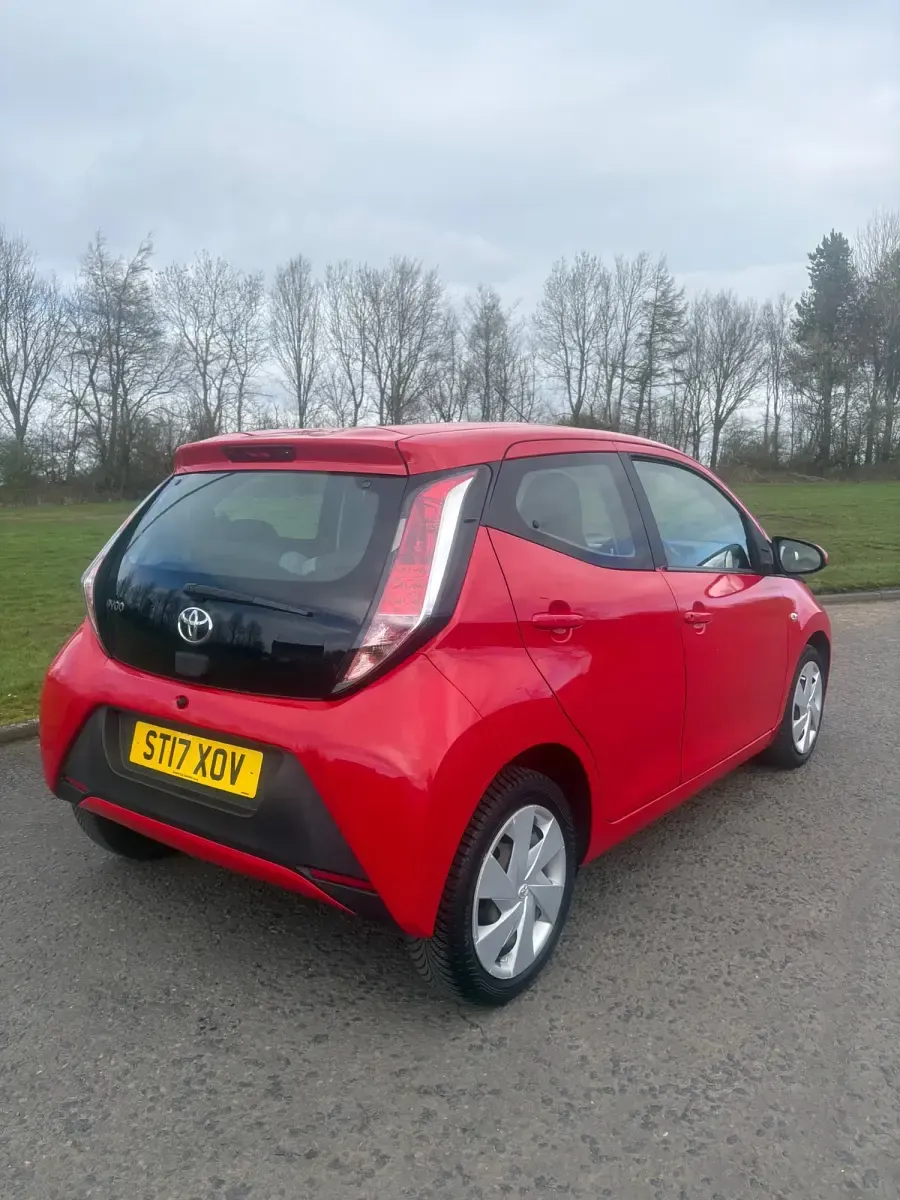 Usado Toyota Aygo X-play 69 HP (50 kW) 2017 Vermelho Citadino