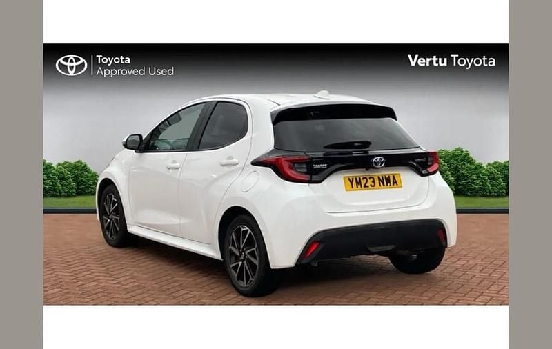 Used Toyota Yaris Hybrid Design 116 HP (85 kW) 2023 White Hatchback
