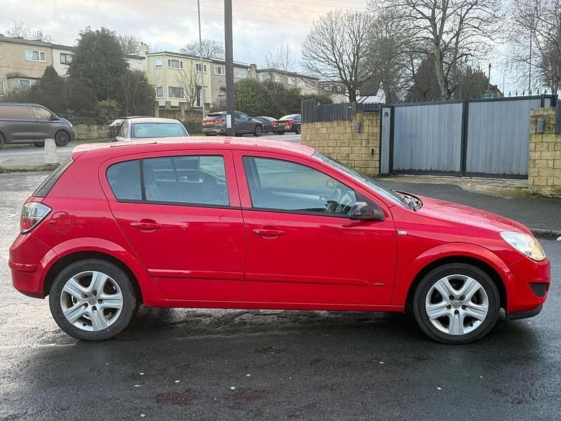 Used Vauxhall Astra Active 110 HP (80 kW) 2009 Red Hatchback