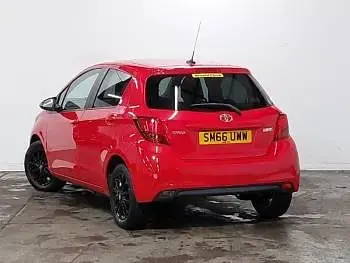 Used Toyota Yaris 99 HP (72 kW) 2017 Red Hatchback