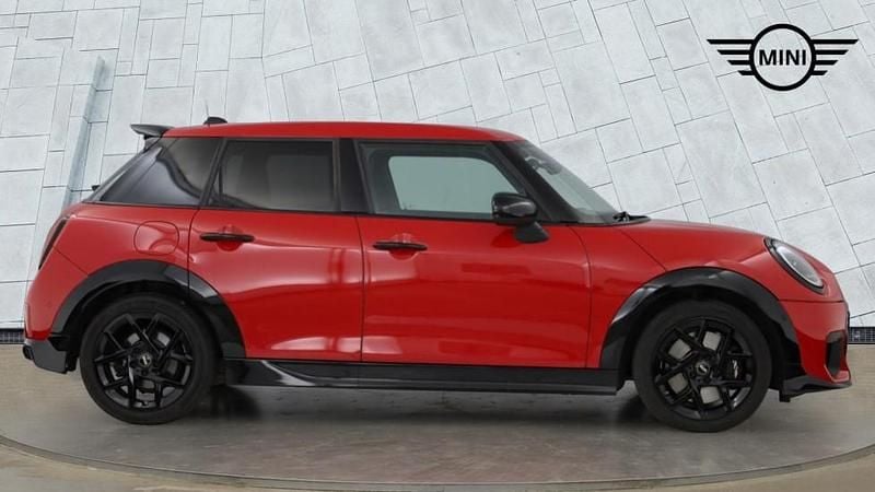 Begagnad Mini Cooper Hatch 113 kW (154 HK) 2025 Röd Halvkombi