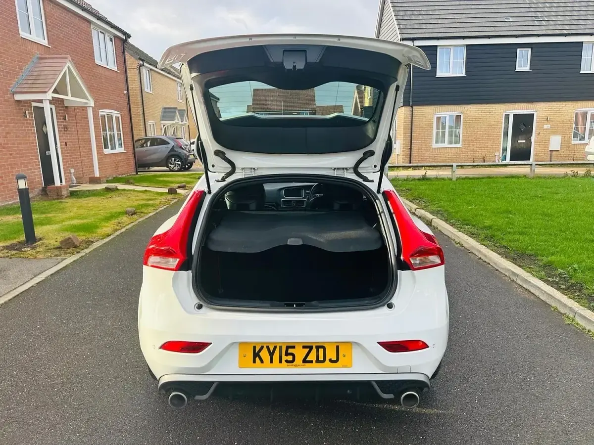 Used Volvo V40 R-Design 190 HP (139 kW) 2015 White Hatchback