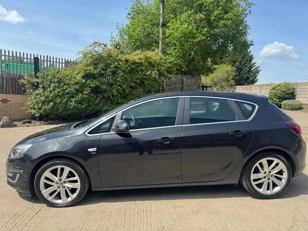 Second-hand Vauxhall Astra SRi 115 CP (84 kW) 2014 Negru Hatchback
