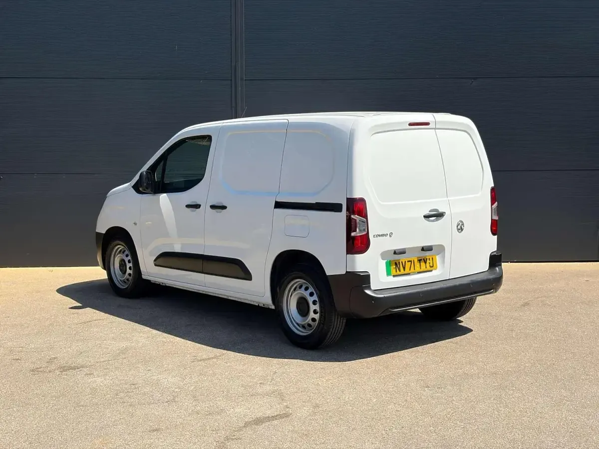 Used Vauxhall Combo 100 kW (136 HP) 2022 White MPV