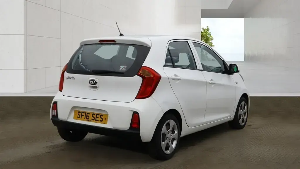Used Kia Picanto Air 66 HP (48 kW) 2016 White Hatchback