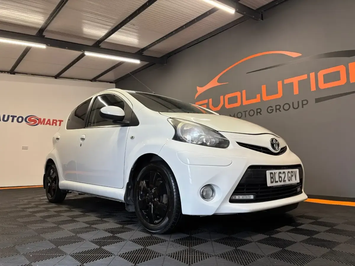 Used Toyota Aygo 68 HP (50 kW) 2013 White Hatchback