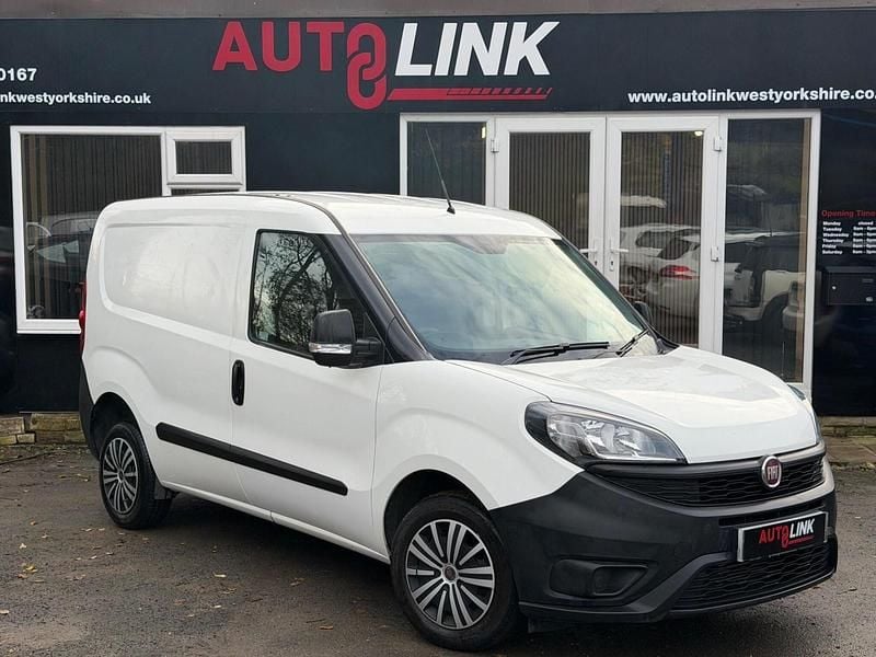 White Used 2020 Fiat Doblò MPV | £4,995 (Fair price) - Image 1/4