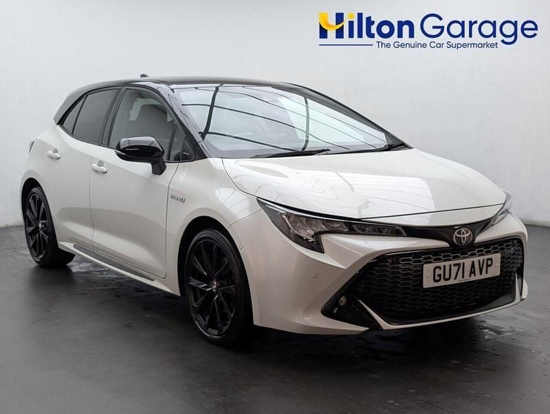 White/black Used 2021 Toyota Corolla Sport Hatchback | £18,750 (Fair price) - Image 1/4