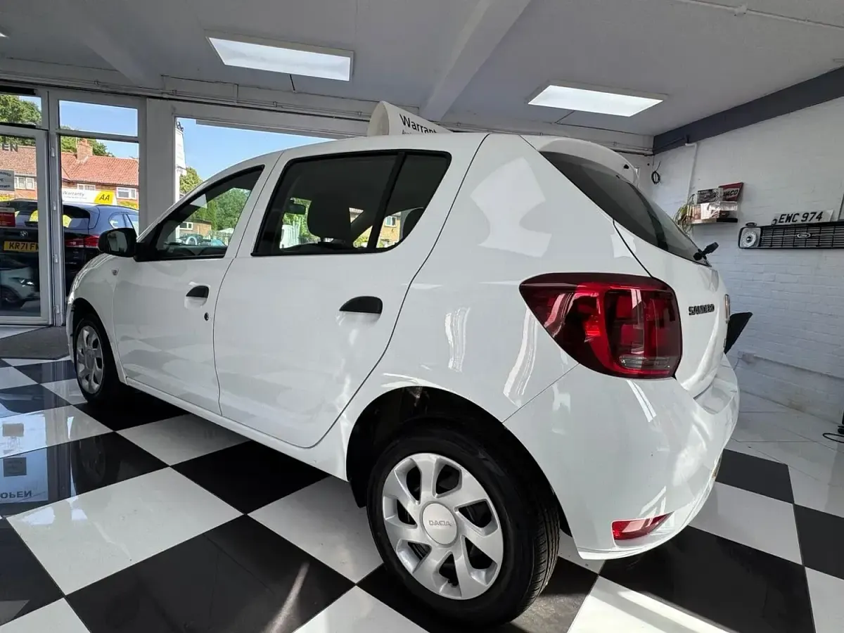 Używany Dacia Sandero Essentiel 91 KM (66 kW) 2020 Biały Hatchback