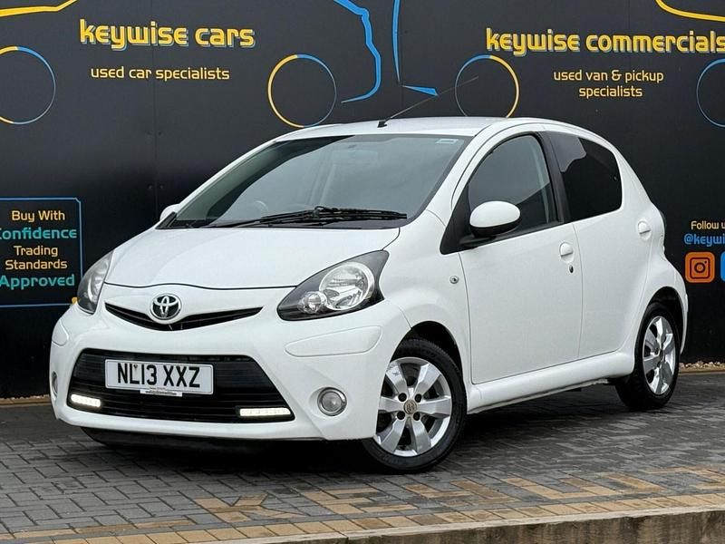 Begagnad Toyota Aygo 68 HK (50 kW) 2013 Vit Halvkombi