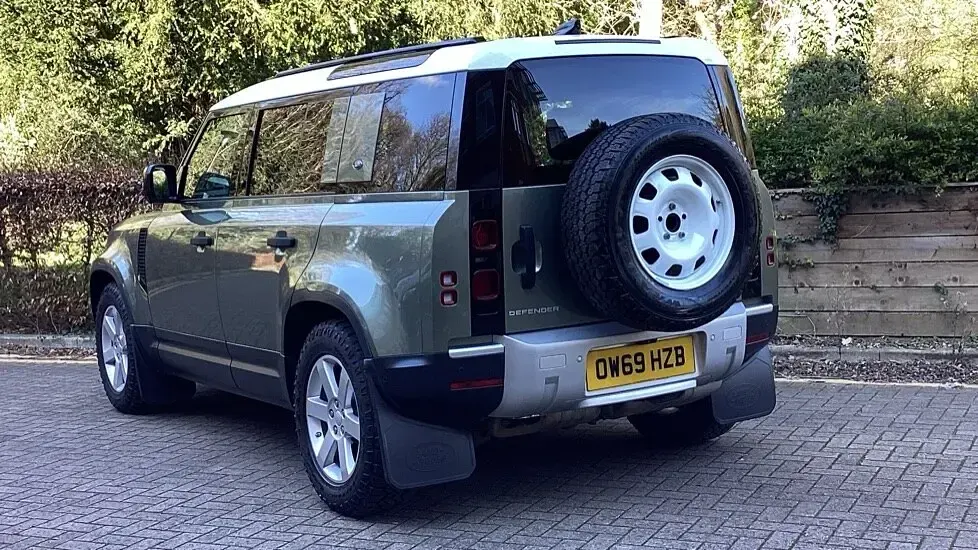 Used Land Rover Defender 200 HP (147 kW) 2020 Green SUV