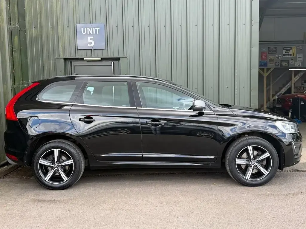 Used Volvo XC60 R-Design 190 HP (139 kW) 2017 Black SUV