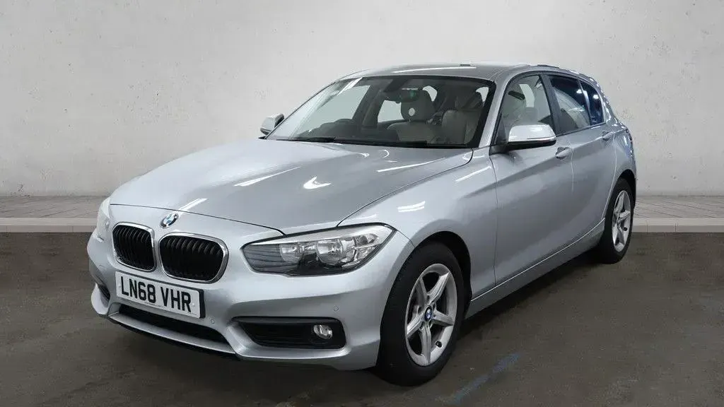 Używany BMW 118 Basis 136 KM (100 kW) 2018 Srebrny Hatchback