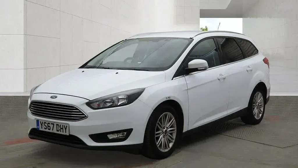 Used Ford Focus Zetec 120 HP (88 kW) 2017 White Estate