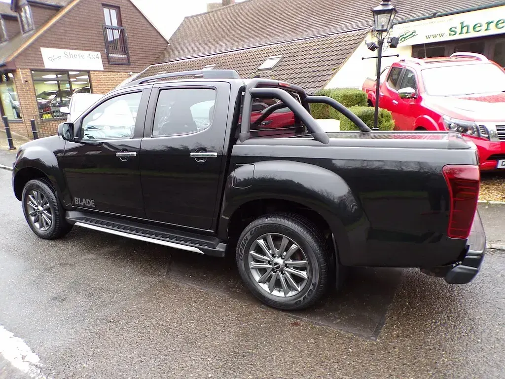 Used Isuzu Pick up 164 HP (120 kW) 2019 Black Pickup
