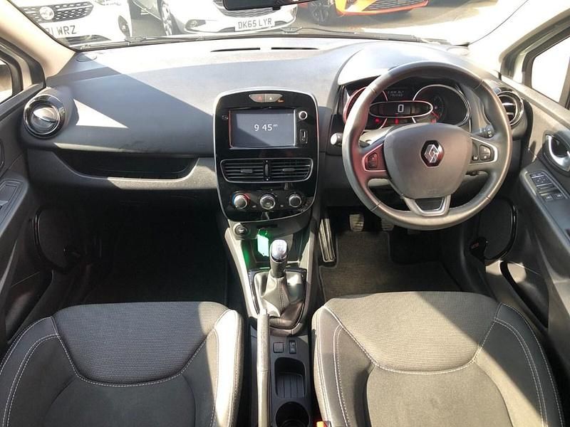 Used Renault Clio Iconic 90 HP (66 kW) 2018 White Hatchback