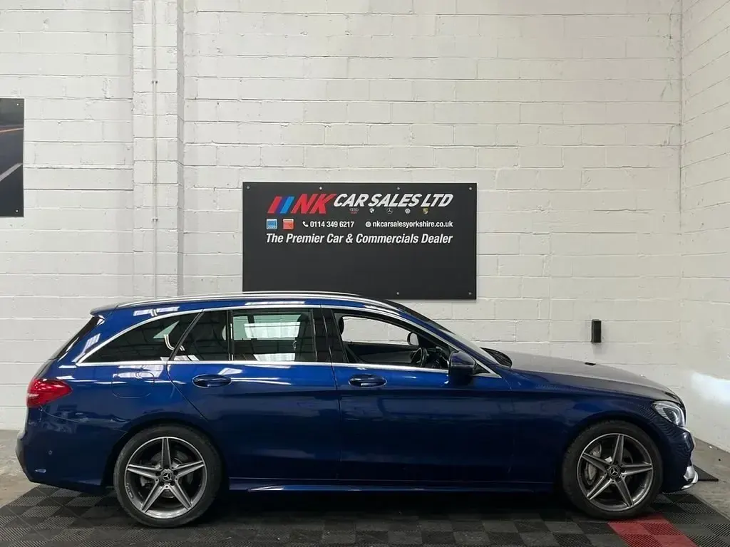 Begagnad Mercedes C220 AMG line 2018 Blå Kombi