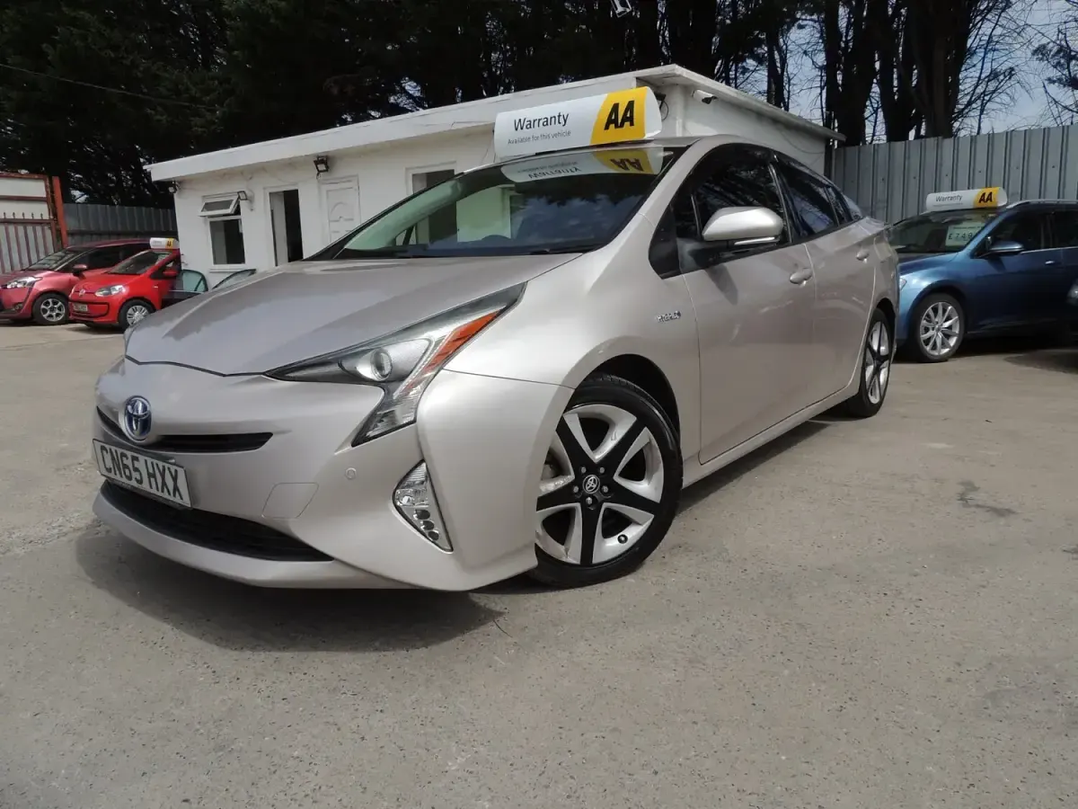 Used Toyota Prius 140 HP (102 kW) 2016 Pink Hatchback