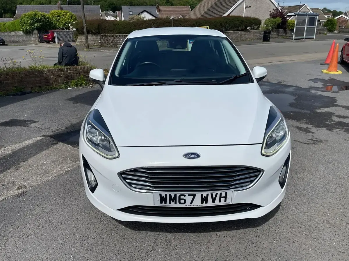 Used Ford Fiesta Zetec 100 HP (73 kW) 2018 White Hatchback