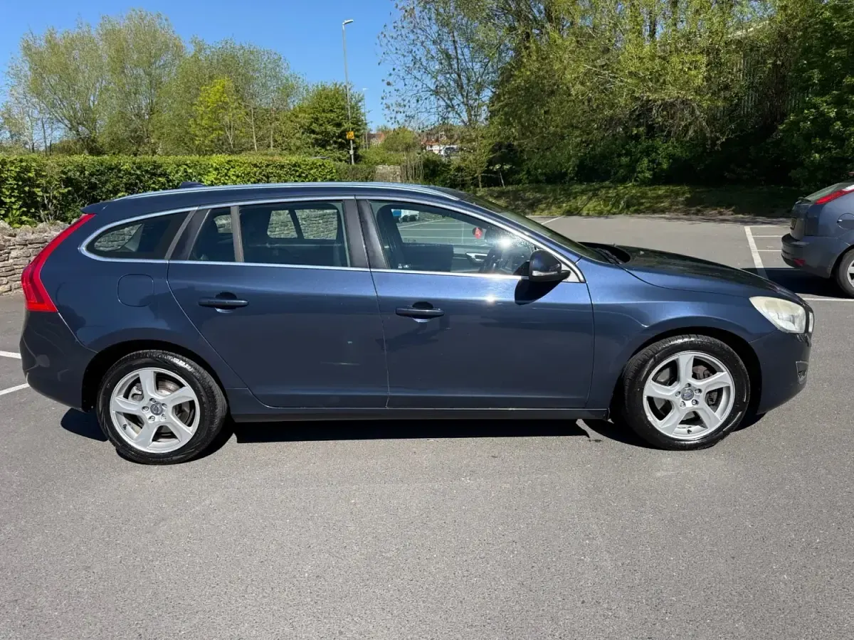 Used Volvo V60 SE Lux 215 HP (158 kW) 2012 Blue Estate