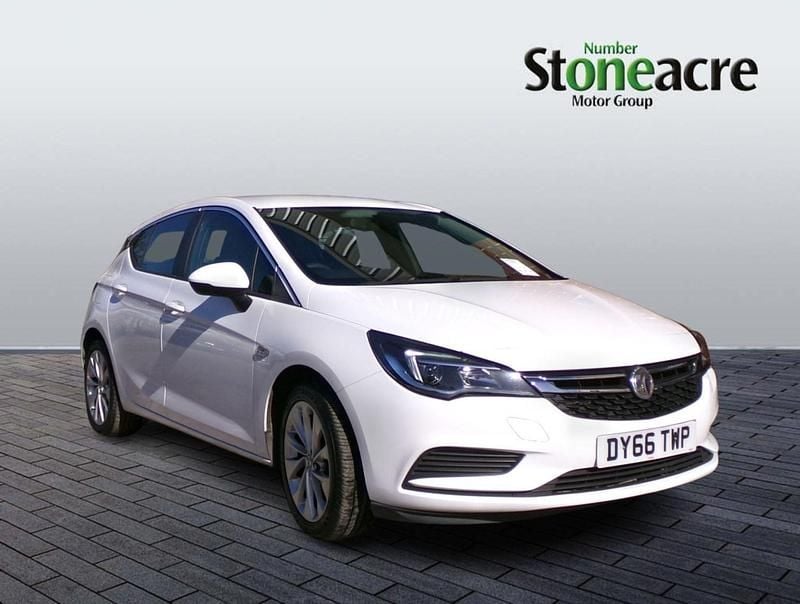 Used Vauxhall Astra Design Edition 123 HP (90 kW) 2016 White Hatchback