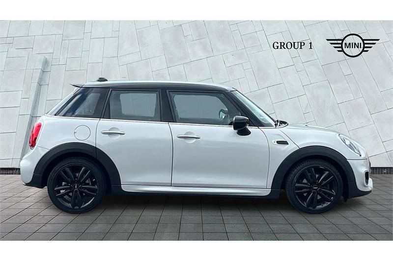 Begagnad Mini Cooper Comfort 136 HK (100 kW) 2019 Vit Halvkombi