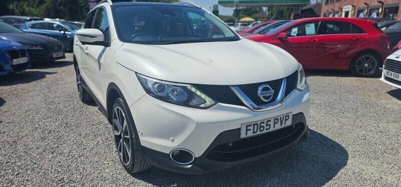 White Used 2015 Nissan Qashqai Tekna SUV | £5,295 (Fair price) - Image 1/4