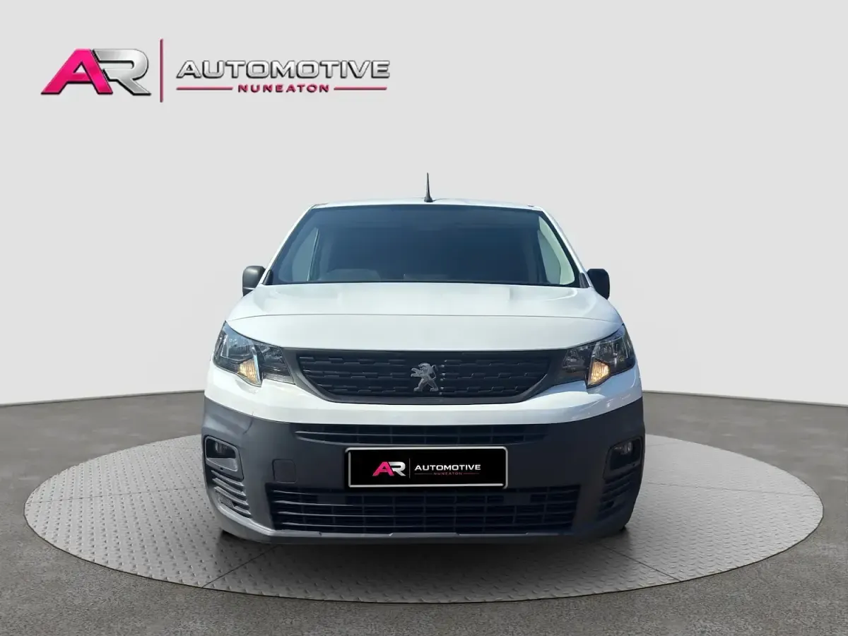 Used Peugeot Partner Premium 131 HP (96 kW) 2021 White MPV