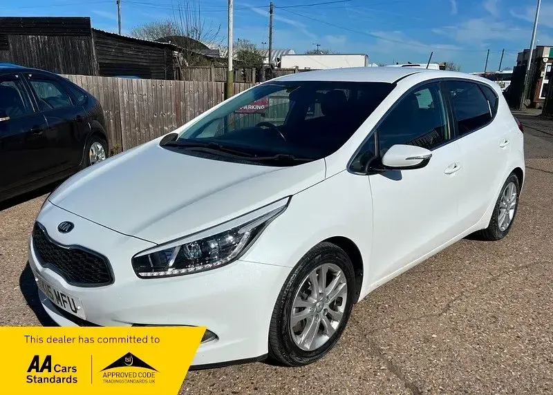 Używany Kia Ceed 126 KM (92 kW) 2015 Biały Hatchback