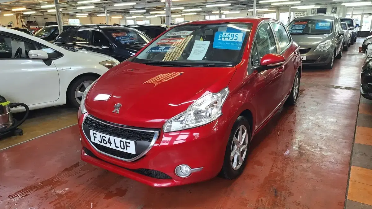 Used Peugeot 208 Active 68 HP (50 kW) 2015 Red Hatchback