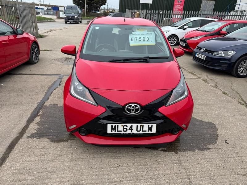 Usado Toyota Aygo X-play 2014 Rojo Utilitario