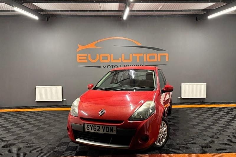Used Renault Clio IV Expression+ 75 HP (55 kW) 2012 Red Hatchback