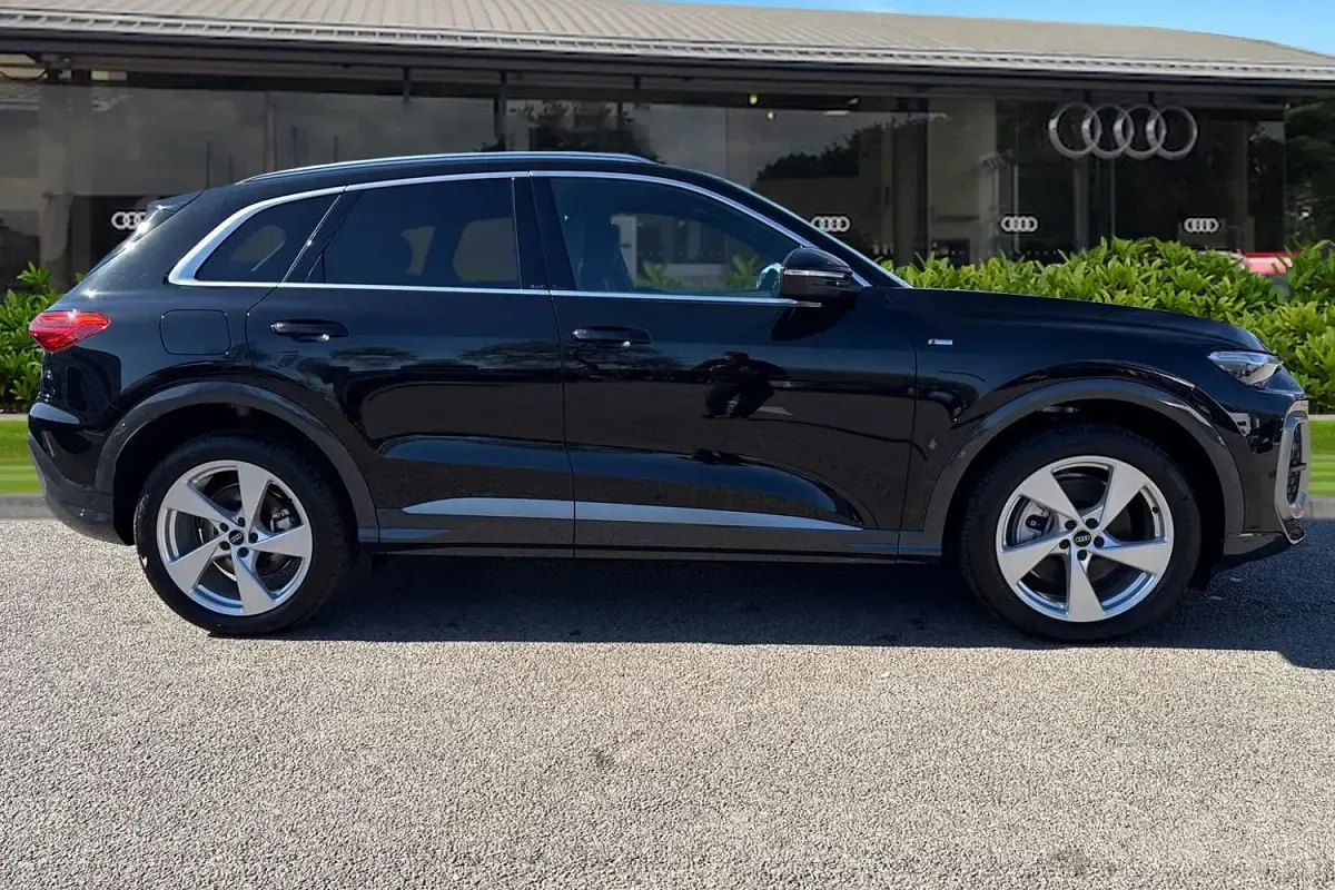 New Audi Q5 S-Line 204 HP (150 kW) 2026 Black SUV