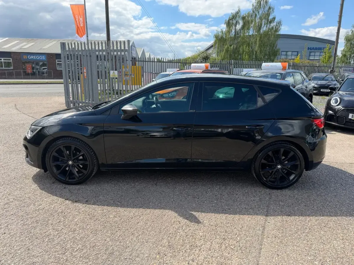 Begagnad Seat Leon Black Edition 150 HK (110 kW) 2020 Svart Halvkombi