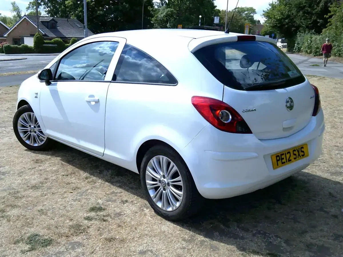 Used Vauxhall Corsa Active 65 HP (47 kW) 2012 White Hatchback