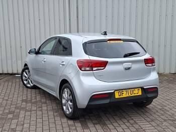 Begagnad Kia Rio 2022 Silver Halvkombi
