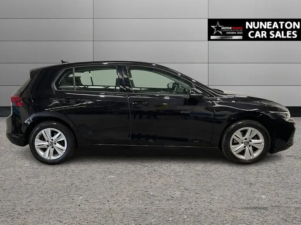 Second-hand VW Golf VIII S 150 CP (110 kW) 2023 Negru Hatchback