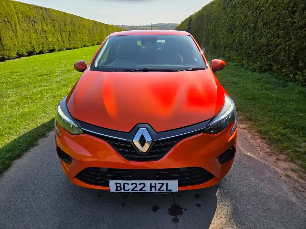 Used Renault Clio Iconic 90 HP (66 kW) 2022 Orange Hatchback