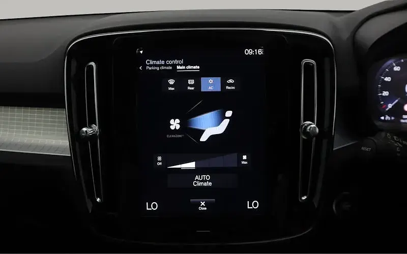 Used Volvo XC40 Momentum 163 HP (119 kW) 2022 White SUV
