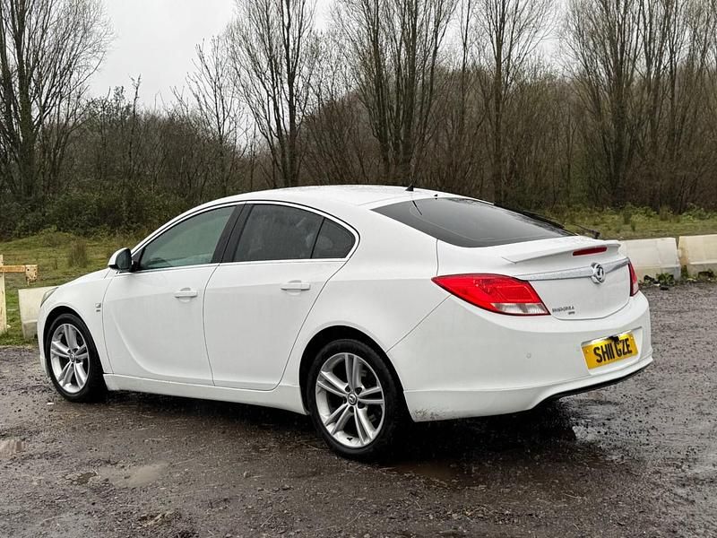 Used Vauxhall Insignia SRi 140 HP (102 kW) 2011 White Hatchback